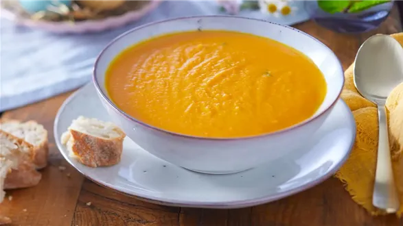 Zupa marchewkowa z pomarańczą