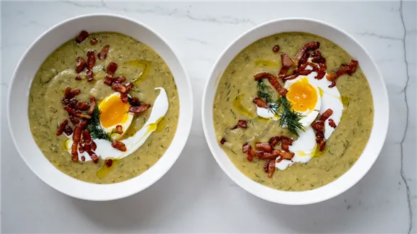 Krem z młodej kapusty z jajkiem i boczkiem