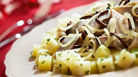 Śledzie marynowane z suszonymi grzybami i sałatką ziemniaczaną