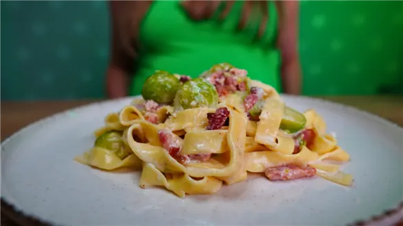 Makaron z boczkiem i brukselką