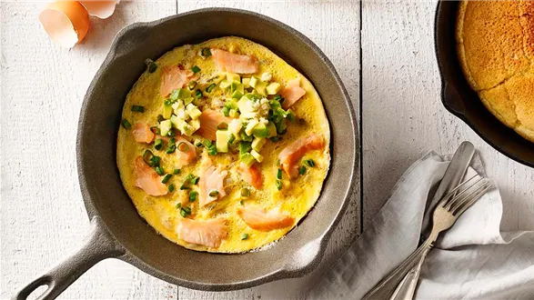 Omlet z wędzonym łososiem i awokado