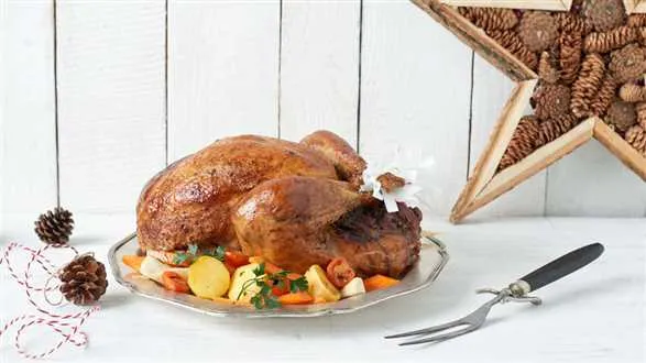 Bożonarodzeniowy peklowany indyk faszerowany kaszanką z jabłkami i żurawiną z sosem grzybowym na białym winie