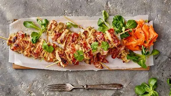 Podwędzane szaszłyki z kurczaka w sosie pomarańczowo-sojowym, z sałatką z marchewki