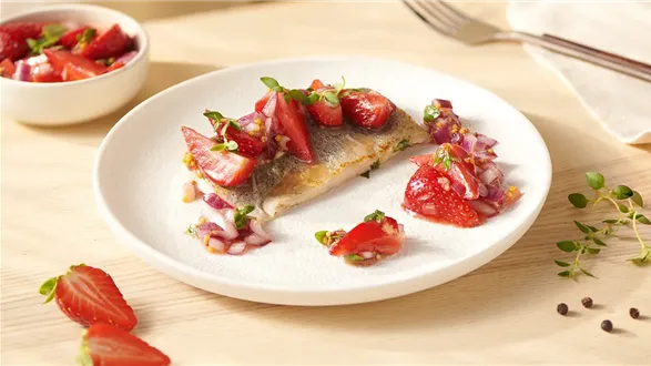 Smażony filet z pstrąga z wytrawną salsą truskawkową