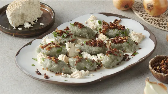 Żelazne kluski z suszoną cebulą i wędzonym twarogiem