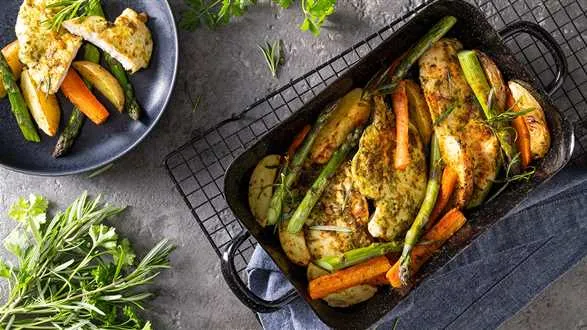 Kurczak pieczony z warzywami na jednej blasze