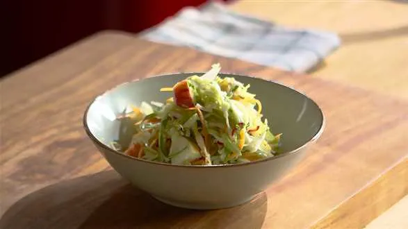 Surówka z młodej kapusty 