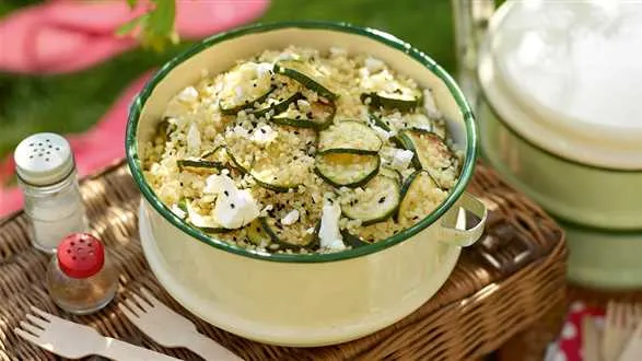 Sałatka z cukinią, kaszą bulgur i serem kozim