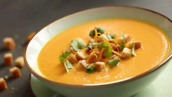 Krem z marchwi, pomarańczy i imbiru z grzankami