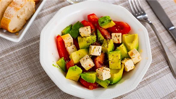 Sałatka z mozzarellą i pomidorami 