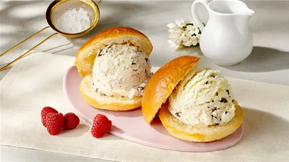 Drożdżowe bułeczki z lodami