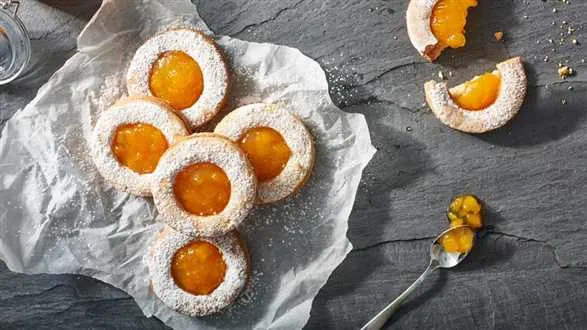 Włoskie ciastka z migdałami i konfiturą brzoskwiniową