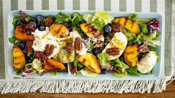 Sałatka z burratą i grillowanymi brzoskwiniami