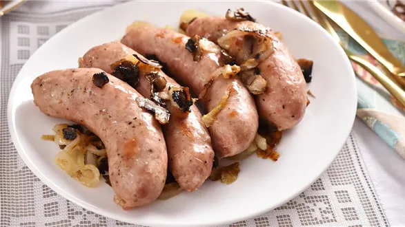 Pieczona biała kiełbasa z cebulą i pieczarkami