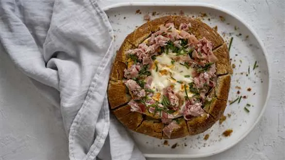 Ser pavé zapiekany w chlebie