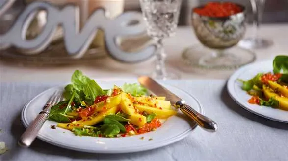 Sałatka z mango, chili i kawiorem