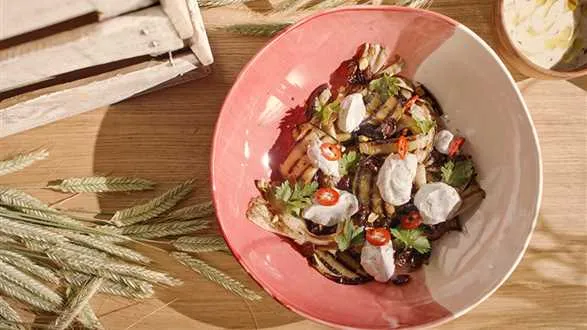 Sałatka z bakłażana na 2 sposoby