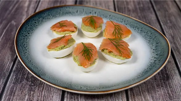 Jajka faszerowane z awokado i wędzonym łososiem