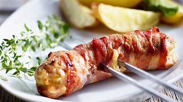 Grillowane kiełbaski w boczku