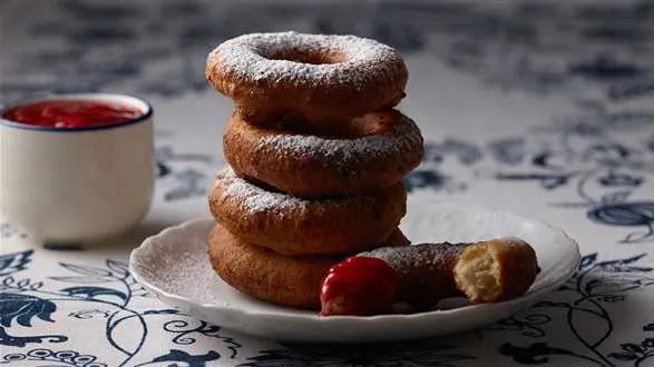 Oponki serowe z sosem malinowym