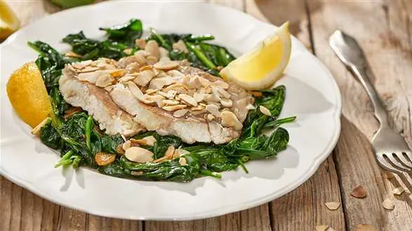 Dorsz czarny na szpinaku