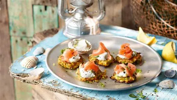 Placuszki warzywne z pstrągiem i jogurtem