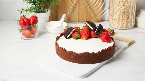 Sernik z białą czekoladą i truskawkami