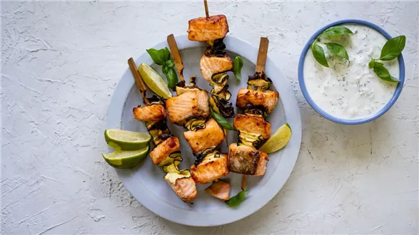 Szaszłyki z łososia z cukinią