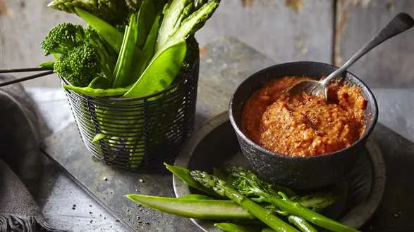 Zielone warzywa z dipem romesco