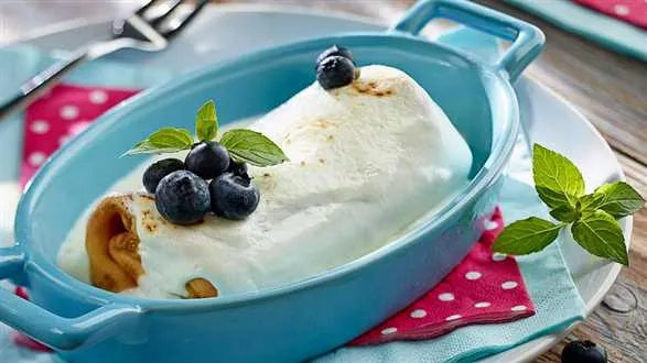 Zapiekane naleśniki z serkiem waniliowym i rodzynkami