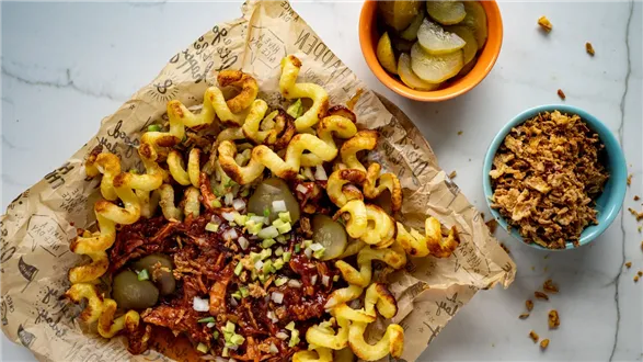 Curly fries z pulled pork i sosem musztardowo-miodowym