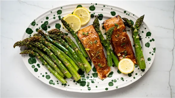 Łosoś w glazurze miodowo-sojowej z chrupiącymi szparagami