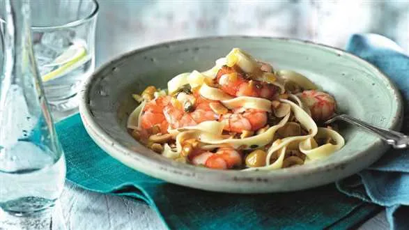 Makaron z krewetkami i sosem tapenade