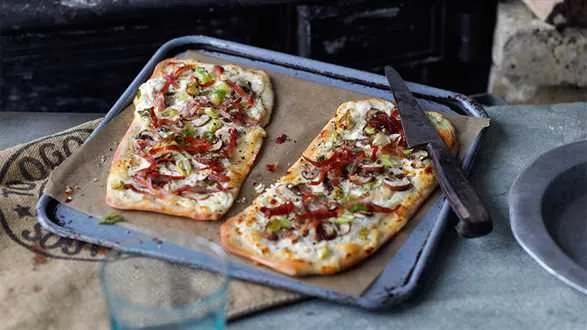 Tarta flambée z pieczarkami i boczkiem