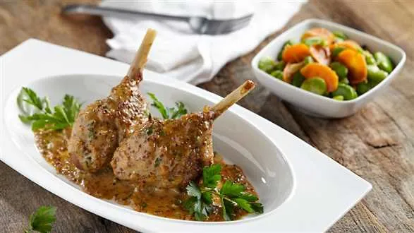 Gęś w sosie musztardowym z sałatką z bobu i marchewki