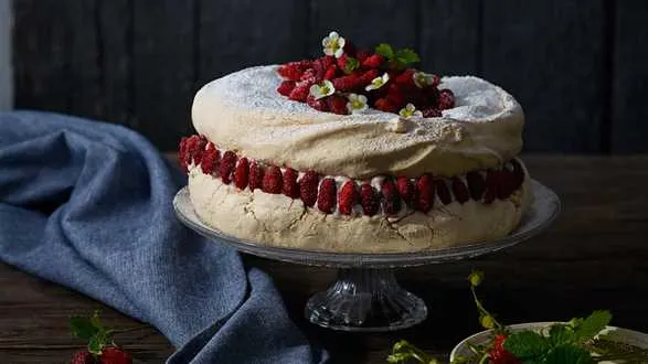 Tort bezowy z poziomkami