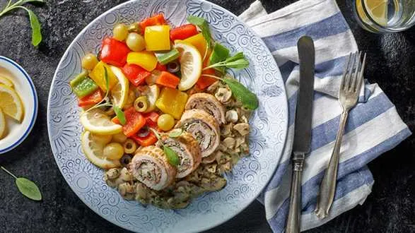 Paupiette z indyka nadziewane ricottą i pieczarkami z pieczoną papryką, winogronem i oliwkami