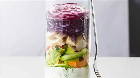 Warstwowa sałatka z kurczakiem