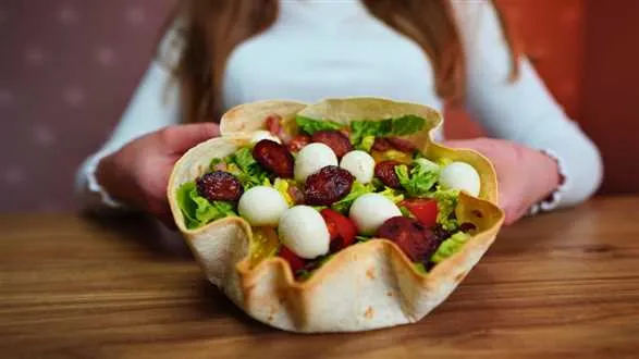 Sałatka z boczkiem i chorizo