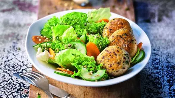 Frykadele drobiowe z sałatą
