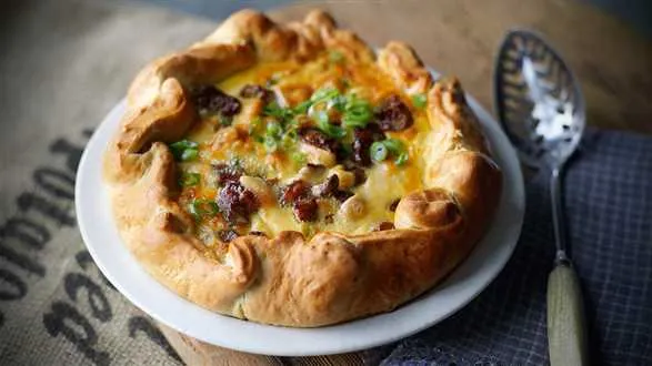 Wytrawne ciasto drożdżowe z jagnięciną i groszkiem