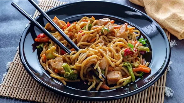 Makaron chow mein z kurczakiem