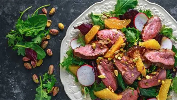 Sałatka z kaczką, pistacjami i pomarańczą