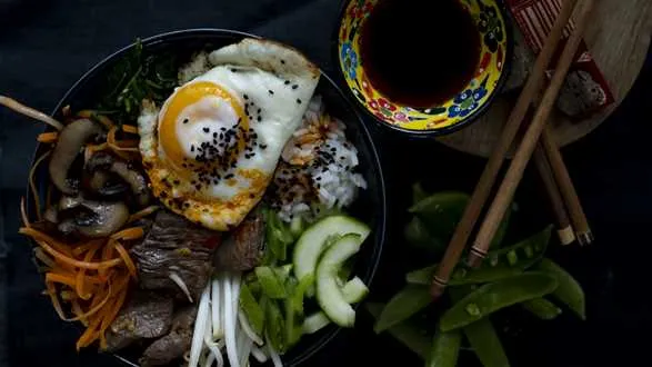 Bibimbap z wołowiną