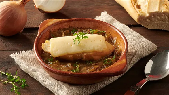 Zupa cebulowa zapiekana z serem francuskim