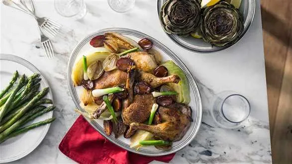 Kaczka pieczona w sosie z imbiru i kwasu chlebowego, ze smażoną młodą cebulką i prażonymi śliwkami