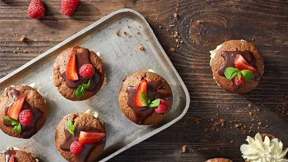 Minitorciki czekoladowe z owocami