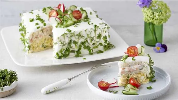 Tort kanapkowy z pastą jajeczną