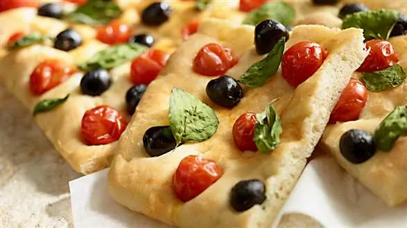 Focaccia z oliwkami, pomidorami i bazylią