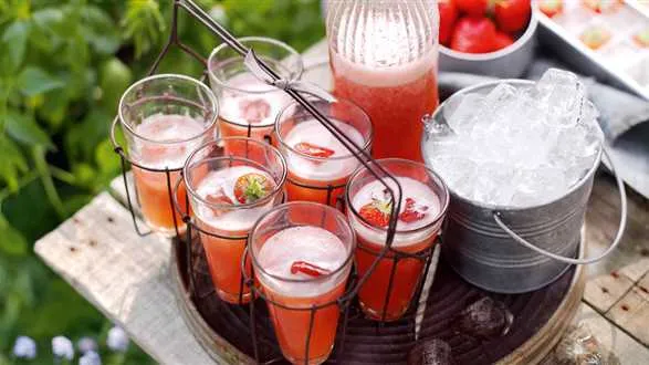 Lemoniada z rabarbaru i truskawek